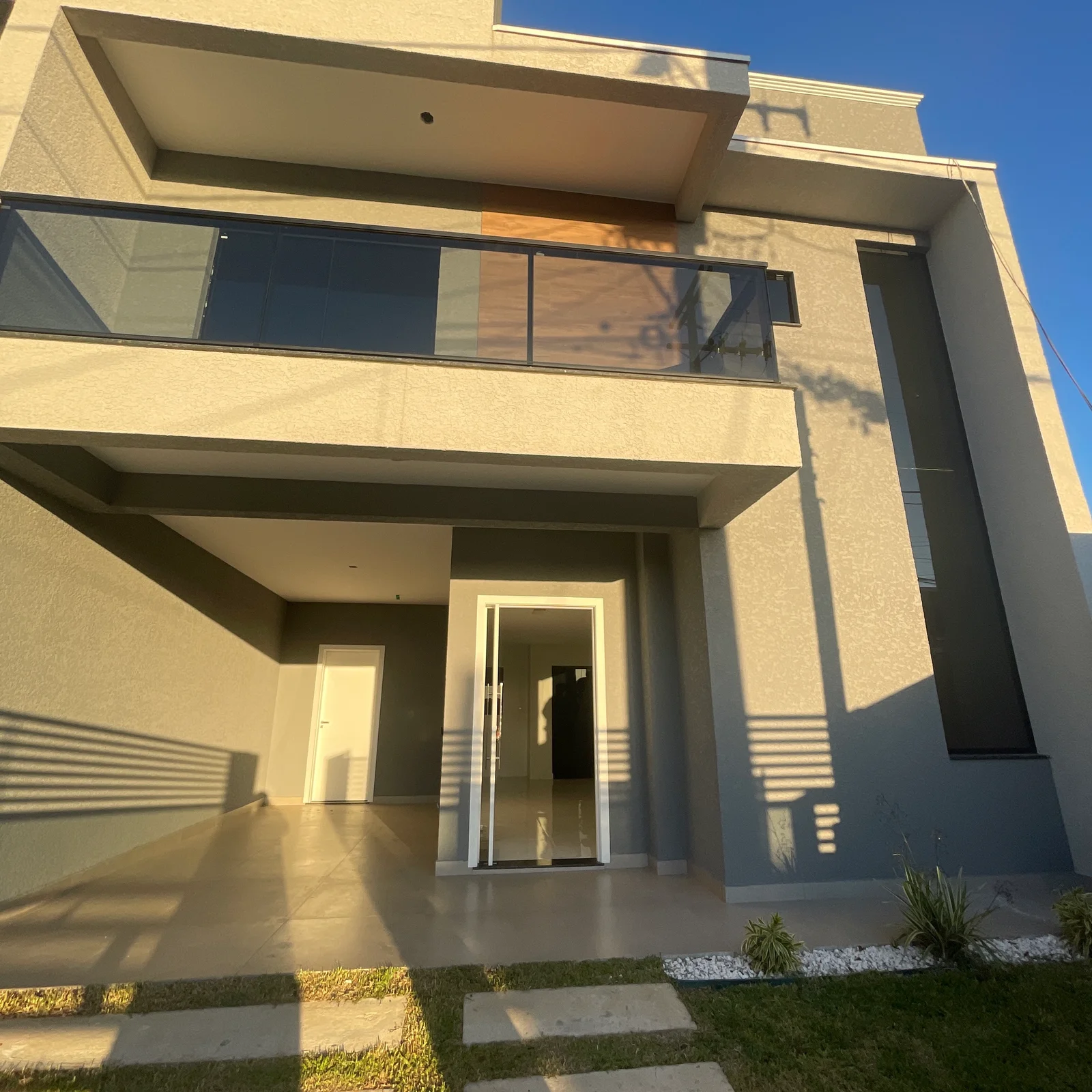 Sobrado 3 dorms com suíte, closet e área gourmet em Tindiquera