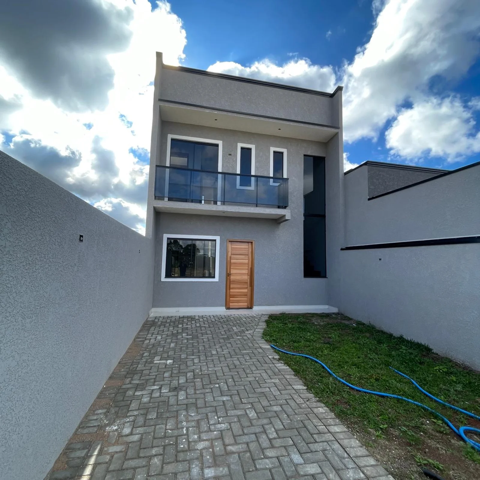Sobrado 3 dorms com porcelanato no Costeira, Araucária