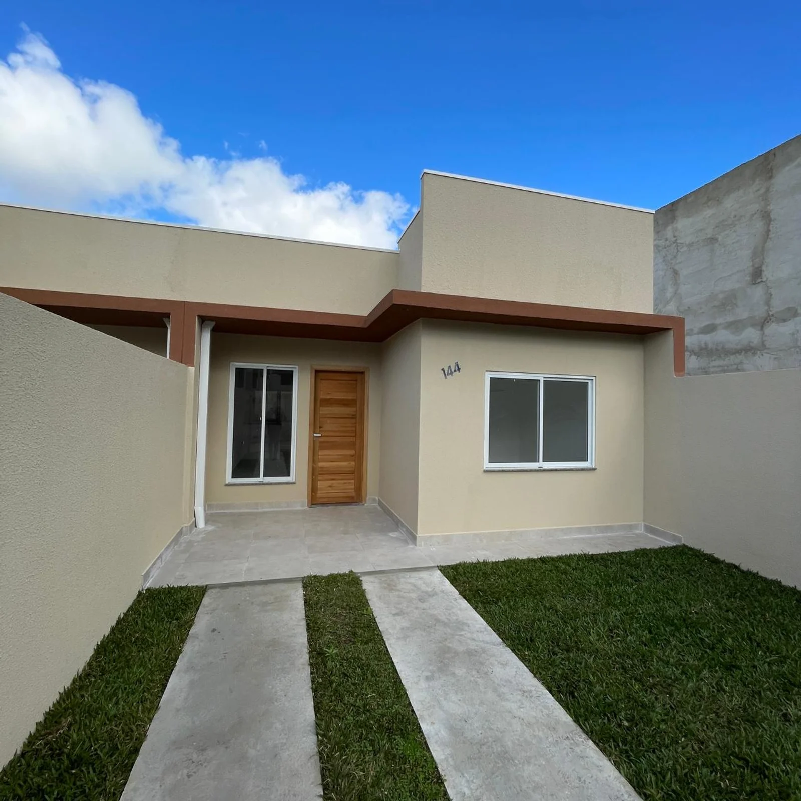 Casa 3 dorms com quintal, churrasqueira e laje no Costeira