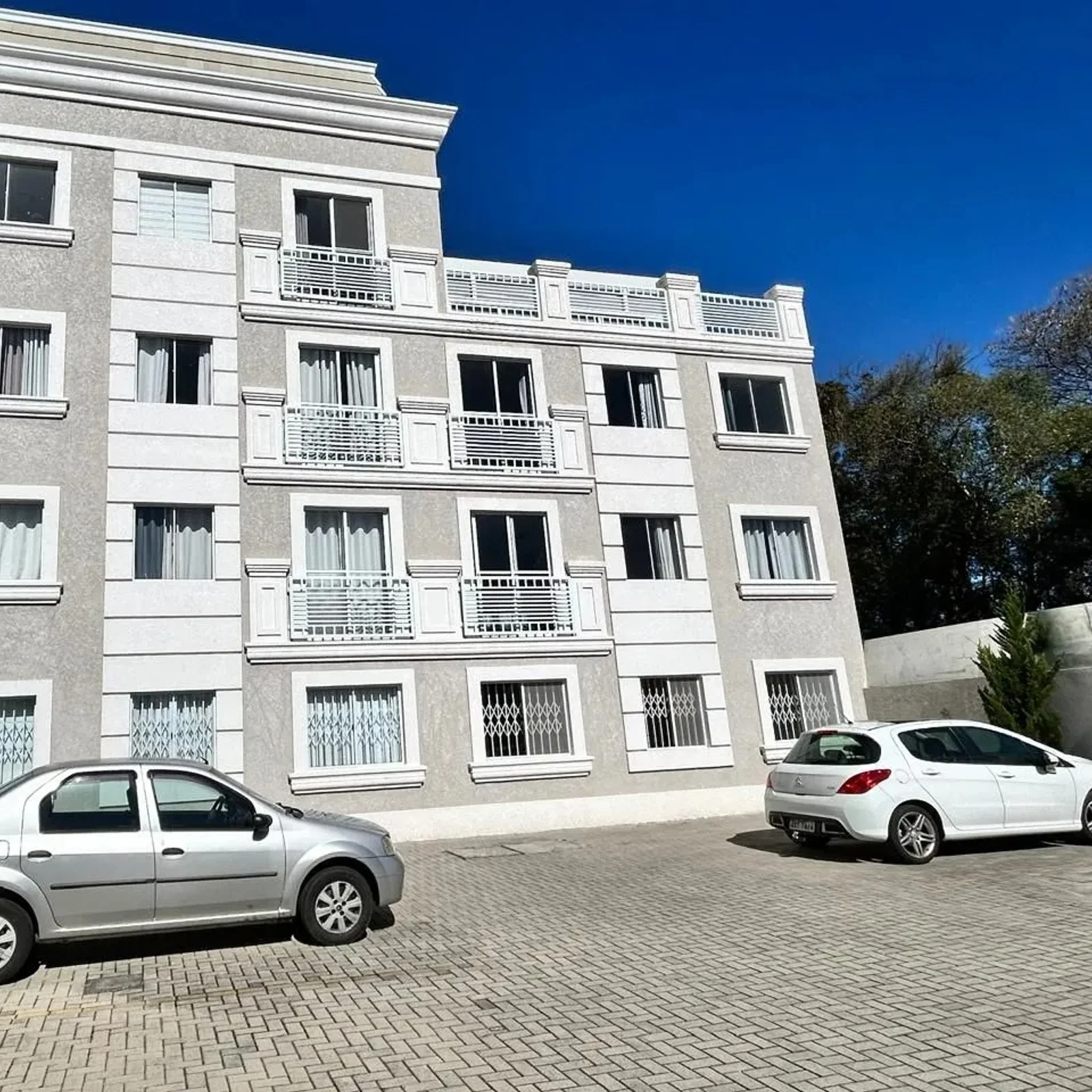 Apartamento térreo 3 dorms com garden privativo no Centro de Araucária