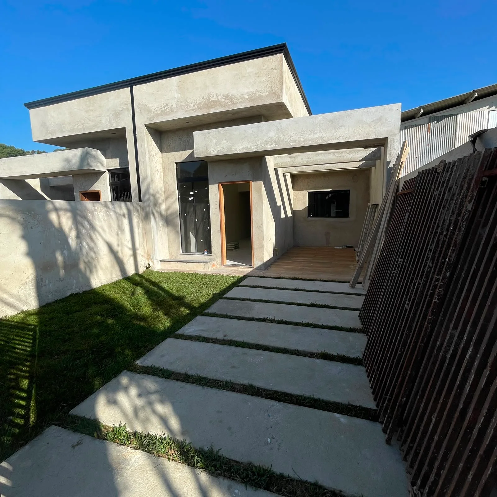 Casa 3 dorms com suíte e churrasqueira no Boqueirão